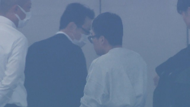 送検される容疑者（左から3人目）　大阪地検　14日午前9時ごろ