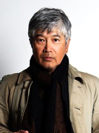 石川県七尾市内の実家でがれきの生き埋めになったという俳優で脚本家の阿部能丸さん（阿部さん提供、濱口太さん撮影）