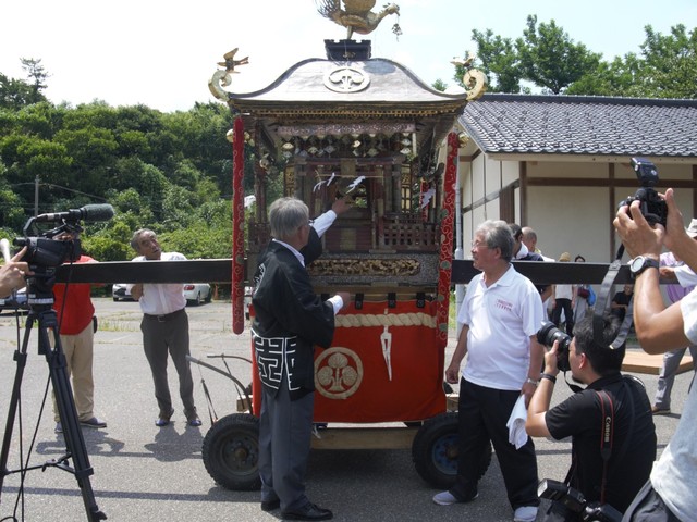 氏子総代表の林さん（右）とお神輿について話す福田棟梁（中央）（筆者撮影）