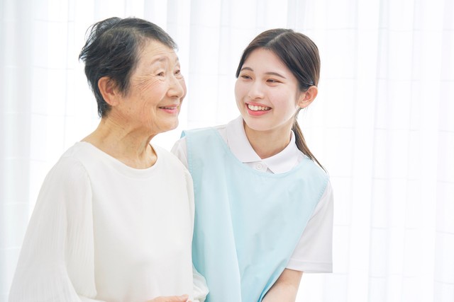 高齢者女性に寄り添うヘルパー※画像はイメージです（siro46/stock.adobe.com）