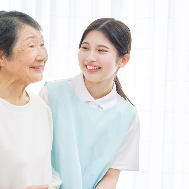 高齢者女性に寄り添うヘルパー※画像はイメージです（siro46/stock.adobe.com）