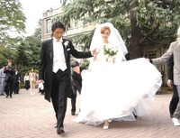 母校で結婚式を挙げる高橋克典と新婦・中西ハンナ＝東京・渋谷区の青山学院大学(2004年)