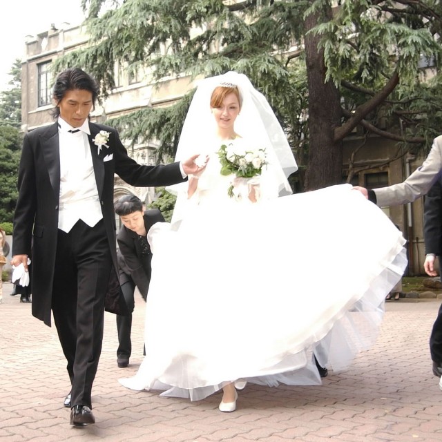 母校で結婚式を挙げる高橋克典と新婦・中西ハンナ＝東京・渋谷区の青山学院大学(2004年)