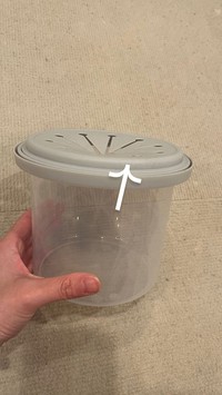 シリコンカバーはひっくり返して、矢印のところで引っ掛けます（提供：うちょさん）