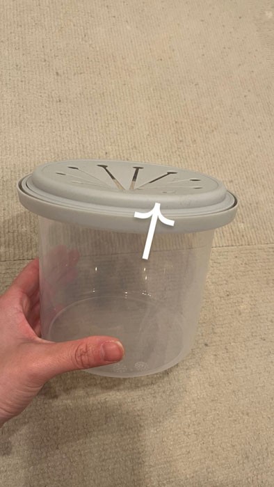 シリコンカバーはひっくり返して、矢印のところで引っ掛けます（提供：うちょさん）