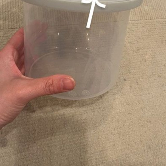 シリコンカバーはひっくり返して、矢印のところで引っ掛けます（提供：うちょさん）