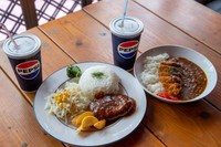 併設されているレストランで食事とドリンクが提供される