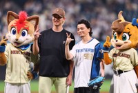 KREVA(右)と記念撮影に応じる日本ハム・達孝太＝エスコンフィールド北海道