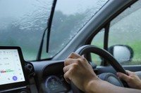 ゲリラ豪雨に遭遇したら車はどうする？運転中の緊急対処法と事前の予防策