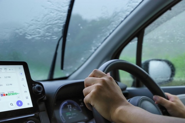 ゲリラ豪雨に遭遇したら車はどうする？運転中の緊急対処法と事前の予防策