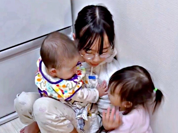 弟と妹に囲まれるお姉ちゃん（画像提供：はげちゃびん一族の日常さん）
