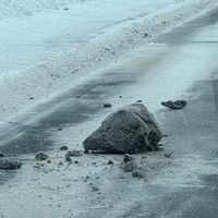 道路に落ちていたバランスボール級の氷の塊／大島良平さん（@BrunaRacing）提供