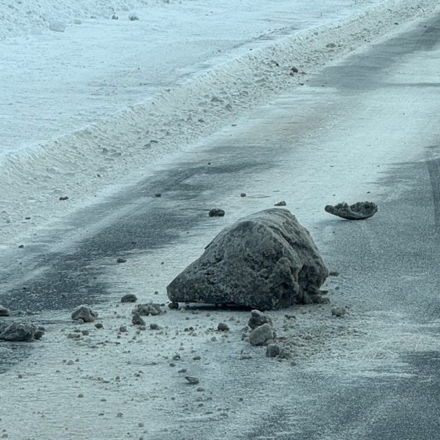 道路に落ちていたバランスボール級の氷の塊／大島良平さん（@BrunaRacing）提供