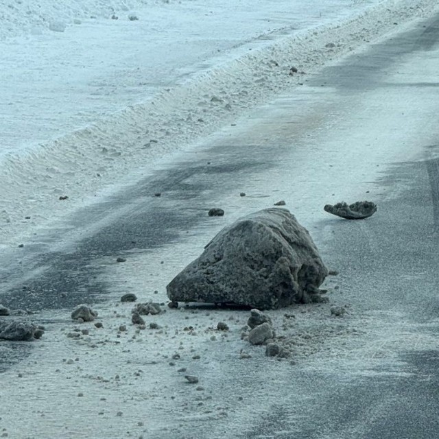 道路に落ちていたバランスボール級の氷の塊／大島良平さん（@BrunaRacing）提供