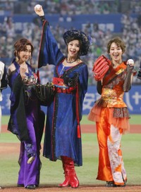 セレモニアルピッチを務めた(左から)高島礼子、藤原紀香、剛力彩芽=神宮