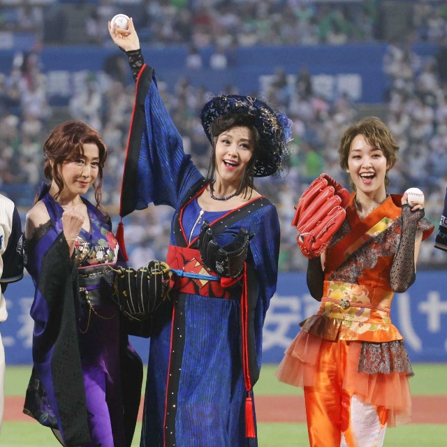 セレモニアルピッチを務めた(左から)高島礼子、藤原紀香、剛力彩芽=神宮