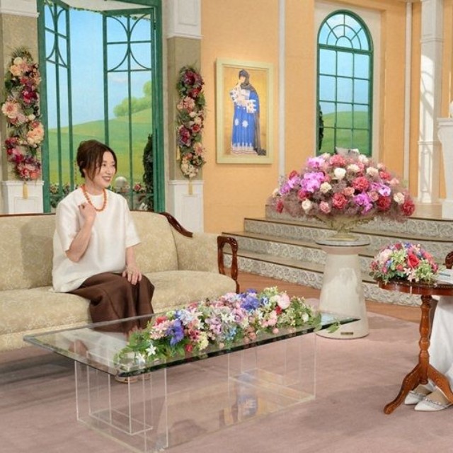 黒柳徹子さん（右）とトークを展開する大塚寧々さん