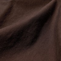 適度なハリ感でシルエットを保ちやすい、ウォッシュ加工を施したヴィンテージ感のあるコットン混素材を使用。（提供写真）