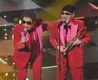 桑野信義（右）と肩を組んで熱唱する鈴木雅之＝2021年