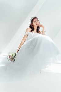 「ゼクシィ」7月号で花嫁姿に変身した、しなこ