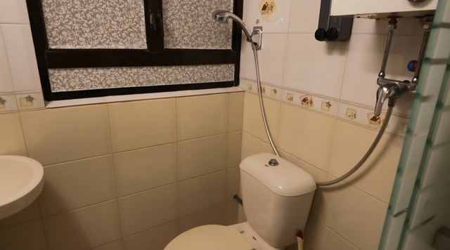 この狭い空間にシャワーとトイレが（たむ旅さん提供）