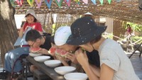 島のお誕生会で行われたスイカの早食い大会　香川・土庄町豊島　11日