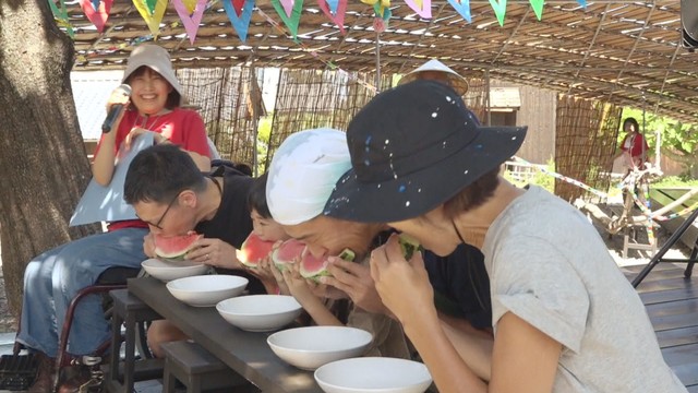 島のお誕生会で行われたスイカの早食い大会　香川・土庄町豊島　11日