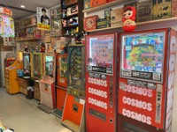 レトロなガチャガチャも。今とは全然仕様が異なります。