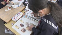 自分の「好き」を集めたノートを作成する児童