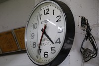 阪神・淡路大震災で落下し、ガラス面が割れたままの掛け時計＝神戸拳闘会