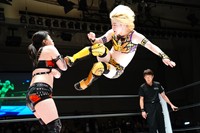 鈴季すずにドロップキックを放つ八神蘭奈＝24年2・17後楽園大会より ⓒSTARDOM
