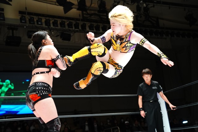 鈴季すずにドロップキックを放つ八神蘭奈＝24年2・17後楽園大会より ⓒSTARDOM
