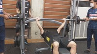 筋力トレーニングを行う選手