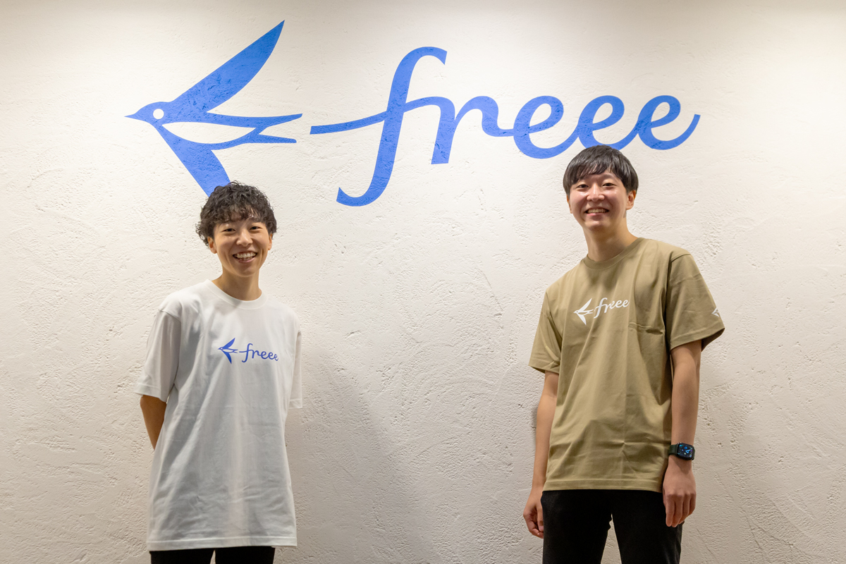 freee株式会社
プロダクト開発本部　落合涼（おちあいりょう）さん（写真右）
人事採用本部 新卒採用チーム マネージャー　羽山美聡（はやまみさと） さん（写真左）