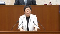 問責決議案に対する弁明を述べる植田真紀議員　7月13日
