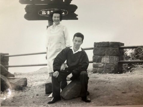若き日の山下敏男さんと10年前に他界した奥さん（山下康さん提供）