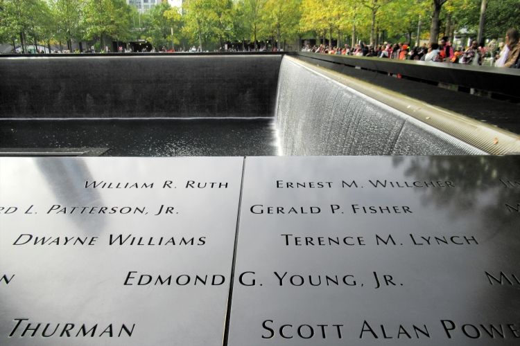 世界貿易センタービルの跡地には犠牲者の名前が刻まれたブロンズ碑がある=2025年10月、ニューヨーク、福田宏樹撮影