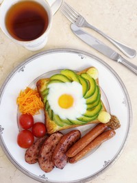 色のバランスや直線曲線の配置が絶妙なおかずプレート（藤田シオン提供)