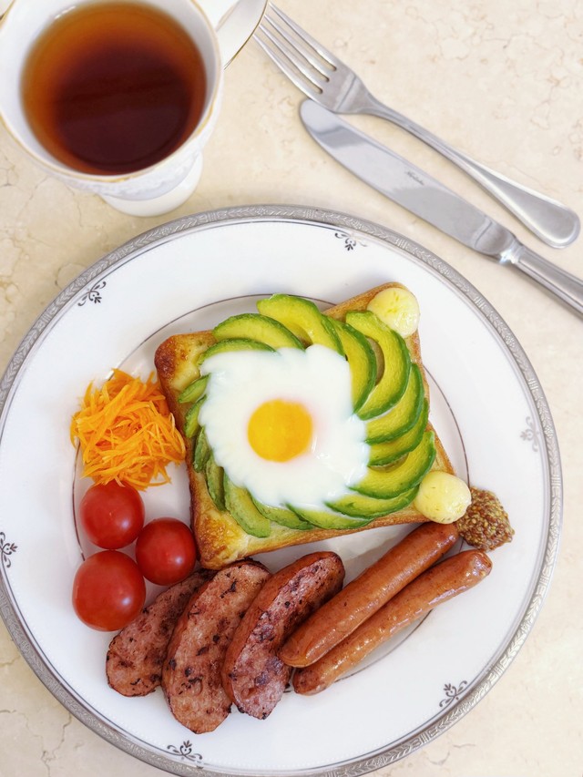 色のバランスや直線曲線の配置が絶妙なおかずプレート（藤田シオン提供)