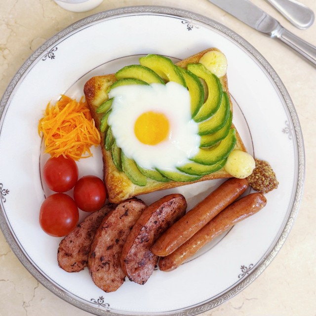 色のバランスや直線曲線の配置が絶妙なおかずプレート（藤田シオン提供)