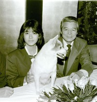 会見する立花理佐。右は二谷英明さん＝1987年