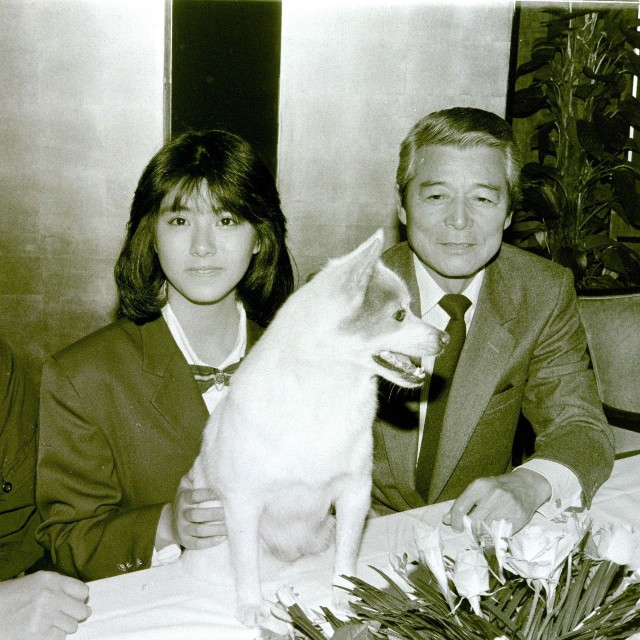 会見する立花理佐。右は二谷英明さん＝1987年