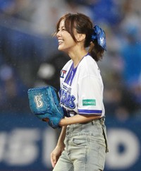 マウンドで笑顔の相川七瀬＝横浜スタジアム