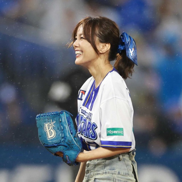 マウンドで笑顔の相川七瀬＝横浜スタジアム