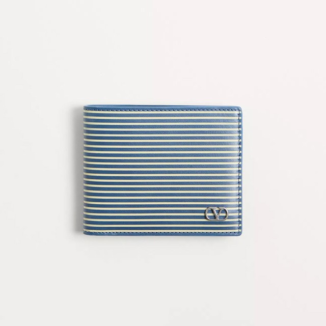 新年度に向けて新調したい“春財布” おすすめ20選<br>【ヴァレンティノ ガラヴァーニのVロゴ シグネチャーストライププリント ウォレット】