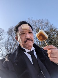 雷電さんのコスプレ「焼きマシュマロを食べる牛山」（雷電定之丞さん提供）