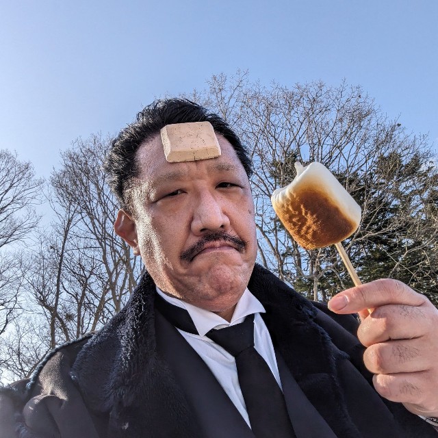 雷電さんのコスプレ「焼きマシュマロを食べる牛山」（雷電定之丞さん提供）