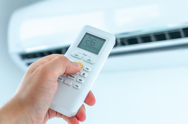 エアコンの暖房をつけたつもりが、「冷房」のボタンを押していた…という経験はありませんか？※画像はイメージです（Goffkein/stock.adobe.com）