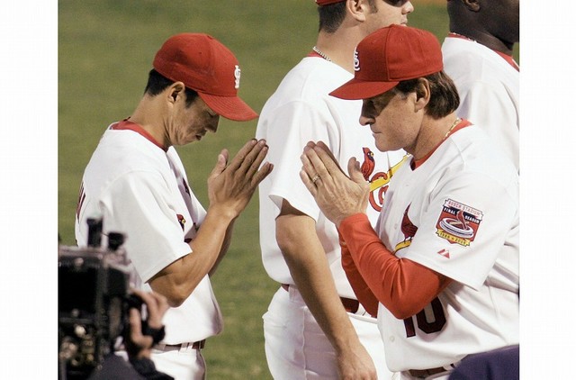 カージナルス時代のトニー・ラルーサ監督（右）、左は田口荘（現オリックス・コーチ）＝2005年、ブッシュ・スタジアム（提供・共同通信社）