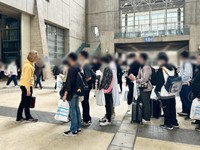 ホロライブのイベントで、1500人以上とのツーショットに応じたサムさん（画像提供：サムさん）